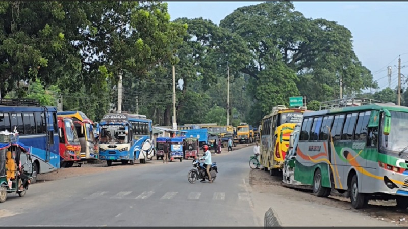 শ্রমিকদের বিরোধে চুয়াডাঙ্গার চার পথে বাস চলাচল বন্ধ,দুর্ভোগে যাত্রীরা